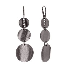 Długie, ciemne kolczyki z kolekcji Rundo