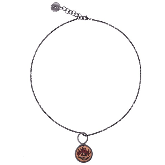 Grafitowy naszyjnik z zawieszką tatuażem oko i płomienie z kolekcji Tattoo
