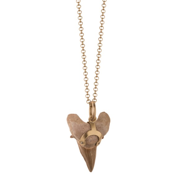 Unikatowy naszyjnik z zębem rekina robiony ręcznie marki ORSKA biżuteria 