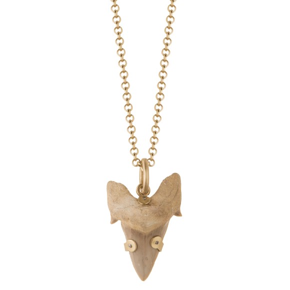 Długi, robiony ręcznie naszyjnik z kolekcji Fossil z zębem rekina marki ORSKA biżuteria fon56-2-17