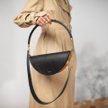 Papaya - wegańska, czarna torebka półksiężyc z długim paskiem, robiona ręcznie w Polsce, z kolekcji VIVO marki ORSKA biżuteria