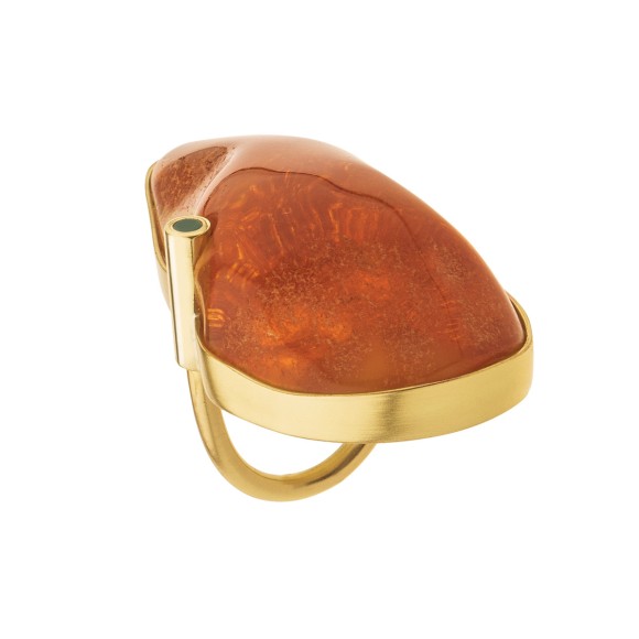 Duży, nieregularny pierścionek z bursztynem z kolekcji Baltica marki ORSKA biżuteria