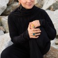 Olga Sarna, prezeska fundacji Mare, w biżuterii z bursztynem z kolekcji Baltica marki ORSKA