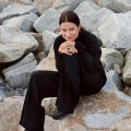 Olga Sarna, prezeska fundacji Mare, w pierścionkach z bursztynem z kolekcji Baltica marki ORSKA