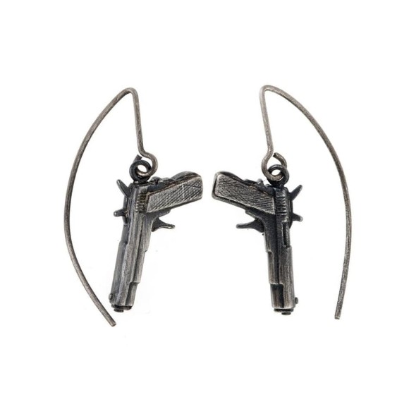 Kolczyki w kształcie rewolweru z kolekcji Revolt na biglu artystycznym ORSKA biżuteria