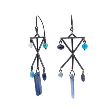 Wiszące kolczyki z niebieskimi kamieniami z kolekcji Gelato