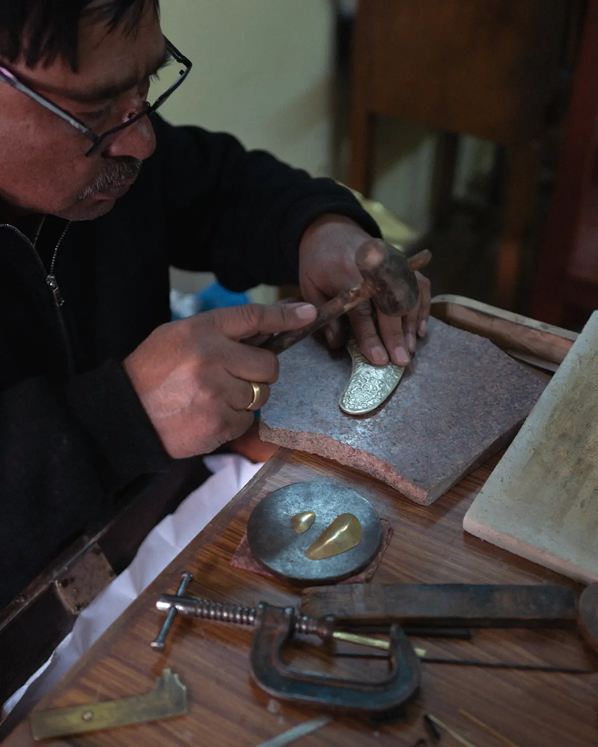 Repusowanie biżuterii z kolekcji Nepal