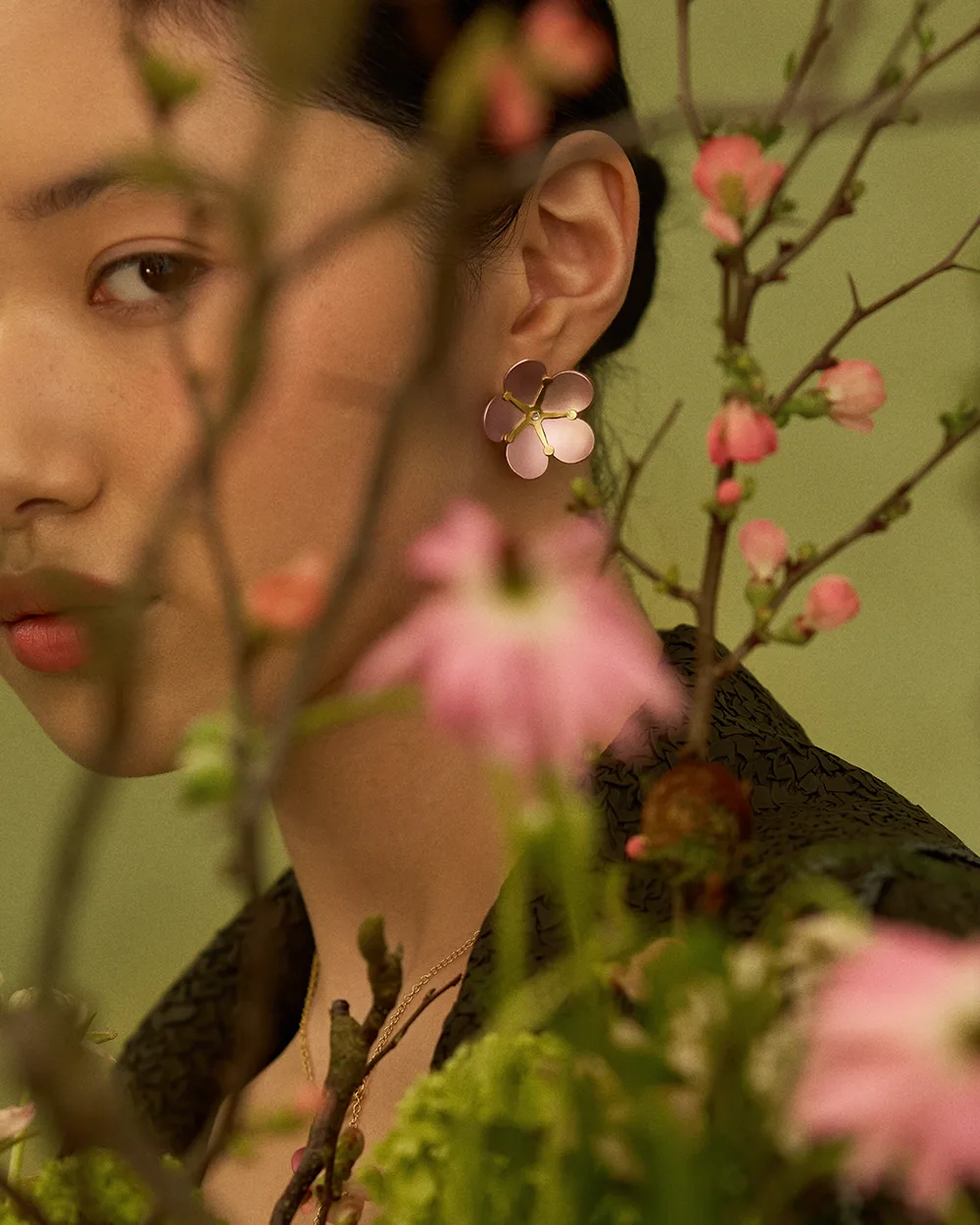 Różowe kolczyki kwiaty wiśni marki ORSKA biżuteria