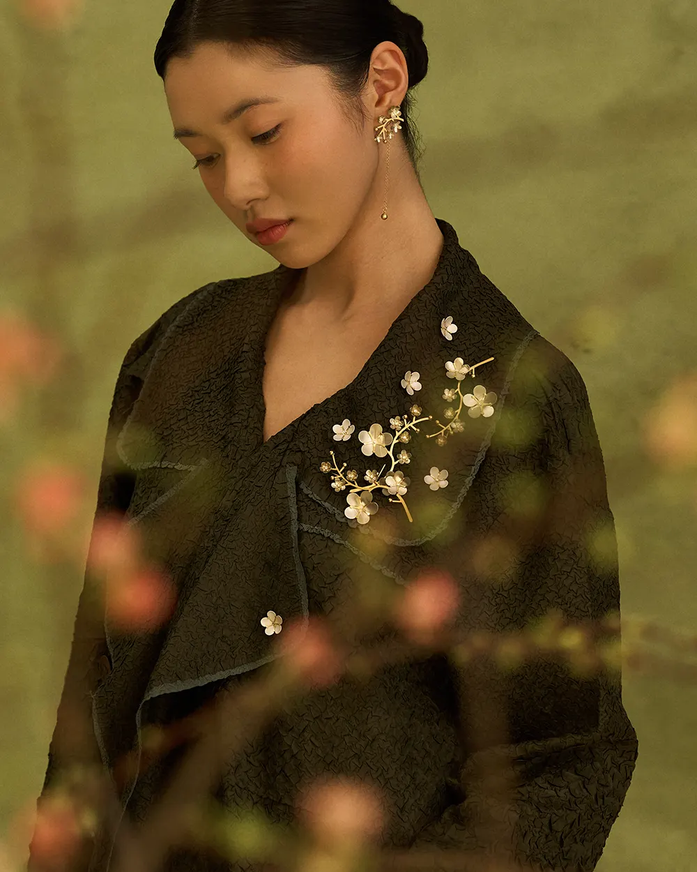 Biżuteria z białymi kwiatami wiśni marki ORSKA